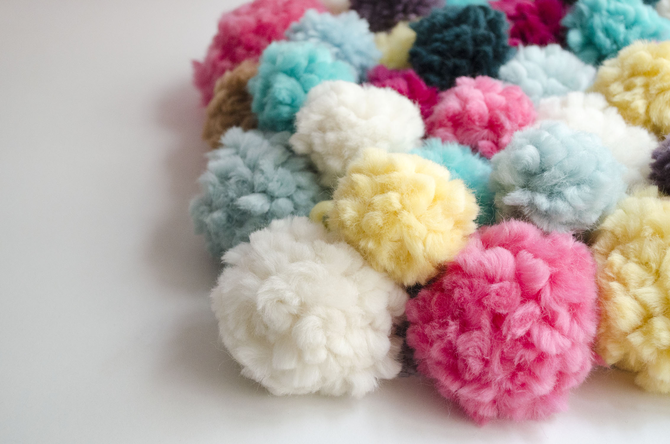 Free Pattern: pompom rug - The Blog - US/UK